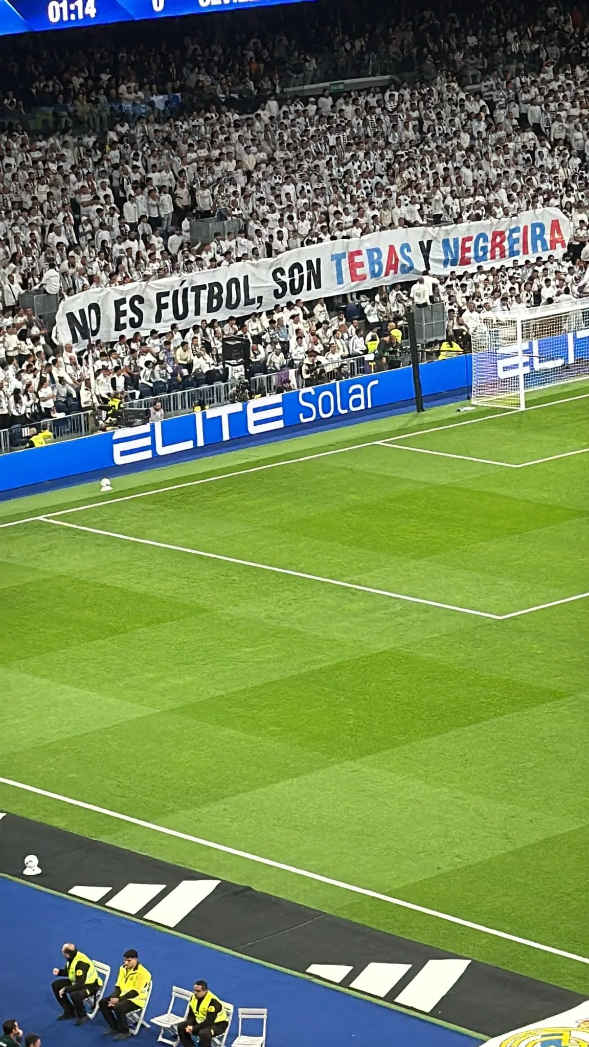 Pancartas y gritos en el Bernabéu contra Tebas, que también contesta