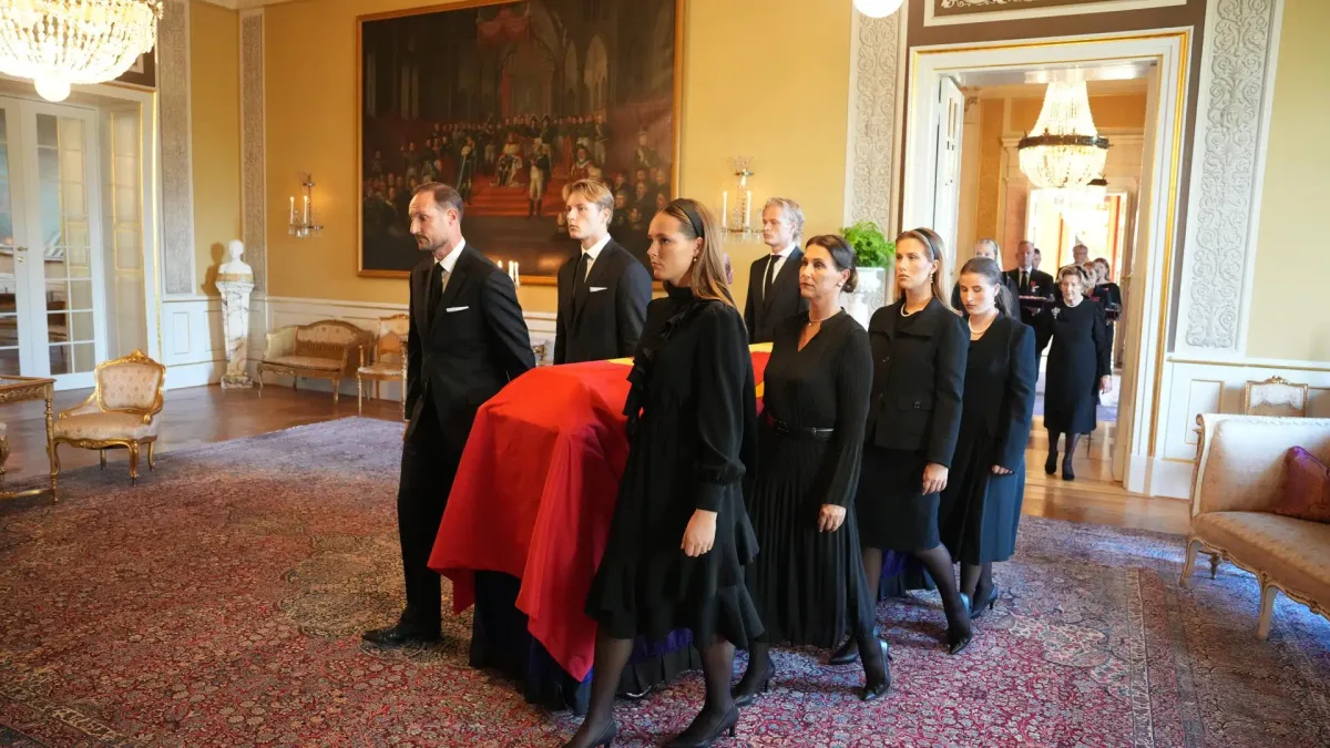 Marius Borg abandona el arresto domiciliario para portar junto al rey Haakon VIII el féretro de Harald V en el Palacio Real