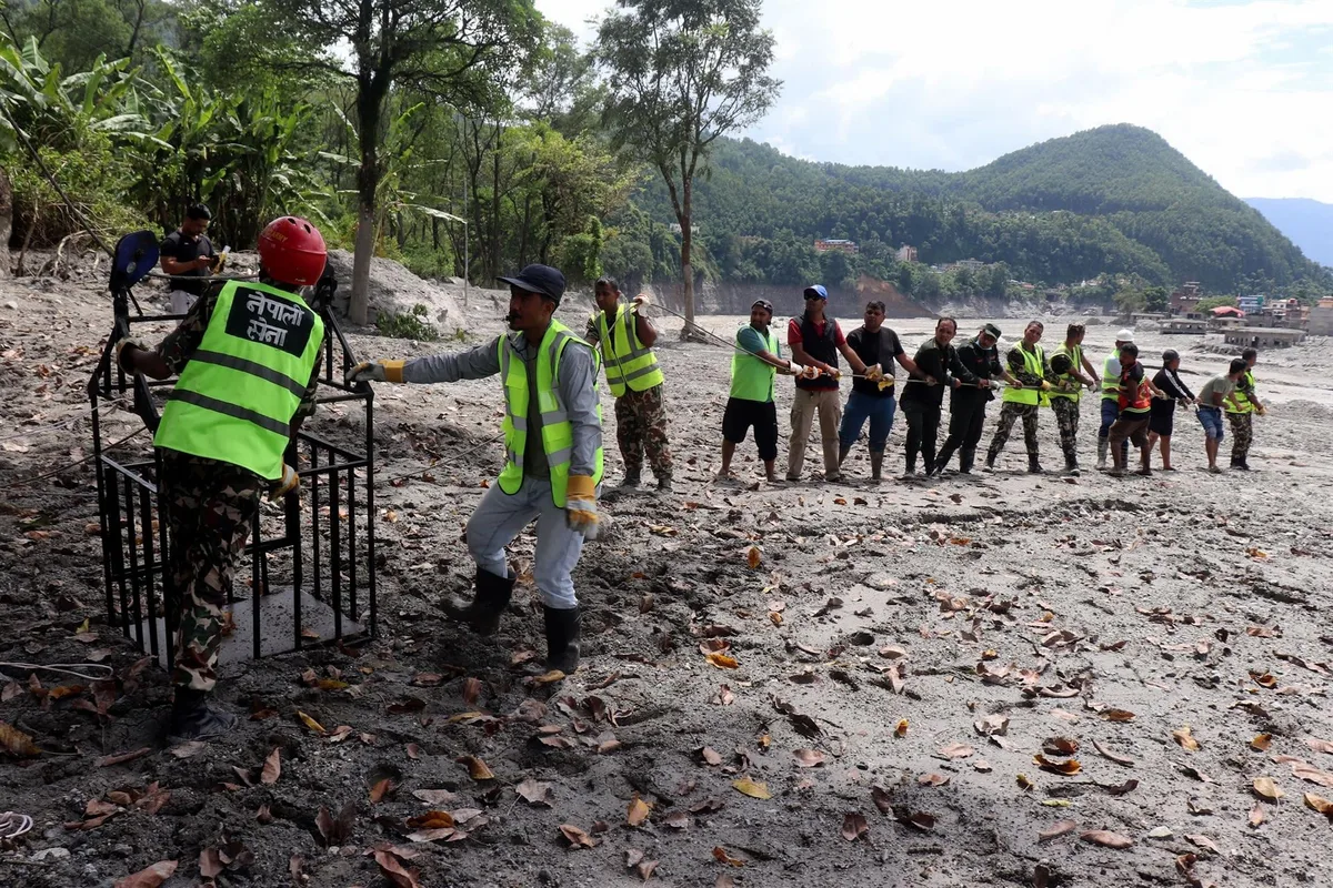 VÍDEO: Nepal eleva a cerca de mil los muertos por la riada en la frontera con China, que deja unos 3.900 desaparecidos