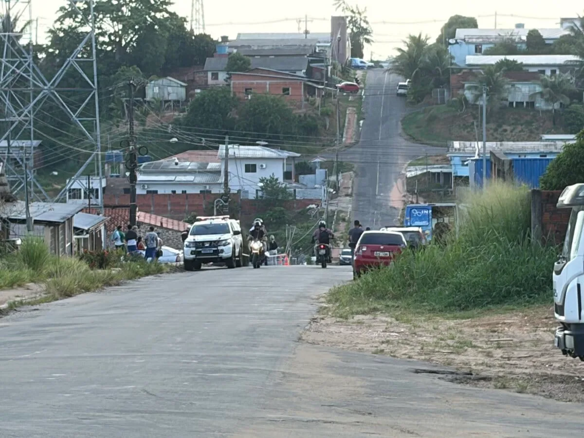 Acidente entre carro e moto é registrado em cruzamento de Cruzeiro do Sul