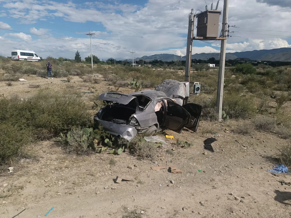 Vuelca en carretera Parras-General Cepeda y termina contra infraestructura de CFE
