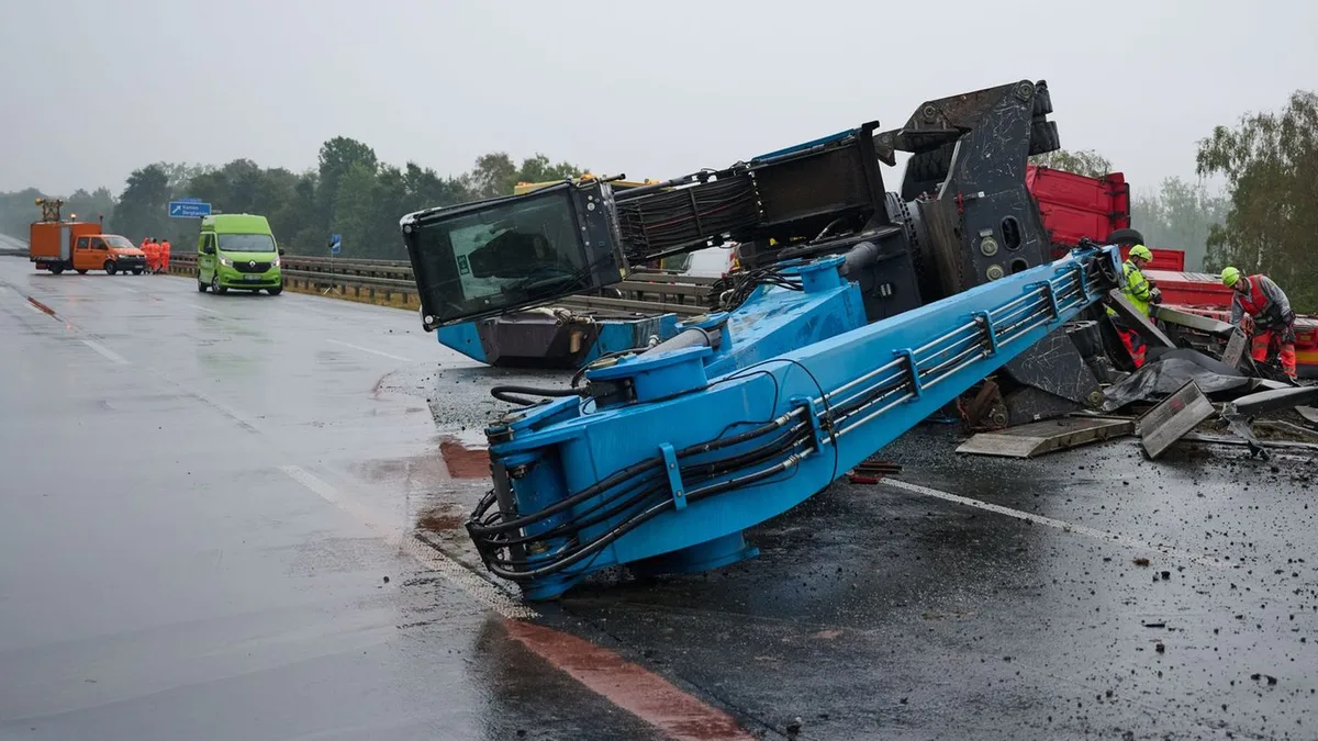 Vollsperrung: Umgekippter Schwertransport auf A2: Stundenlange Sperrung