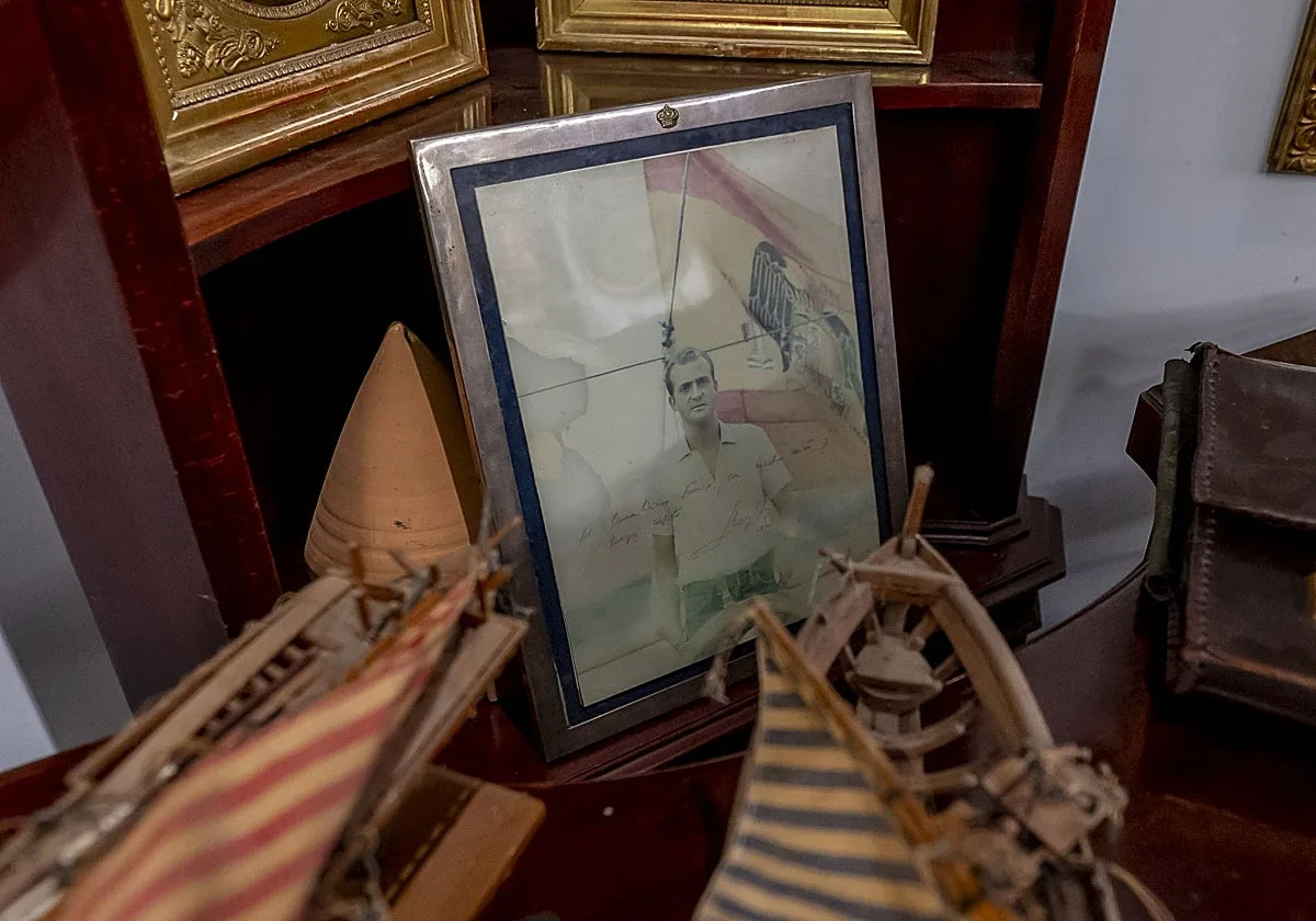 De retratos de Franco a una foto dedicada por Juan Carlos I: a subasta 689 objetos de Meirás