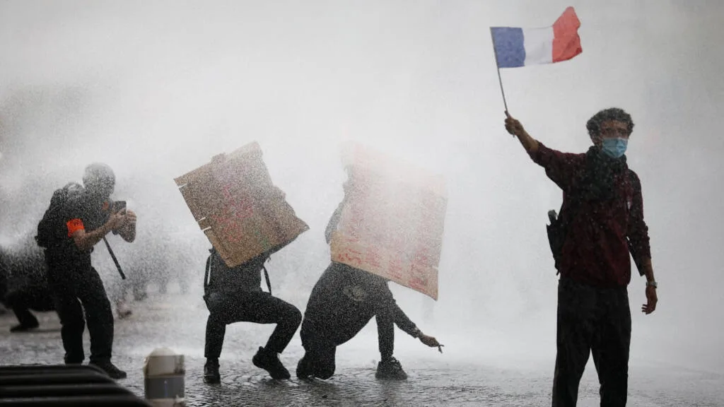 França enfrenta situação social explosiva e corrida presidencial cada vez mais fragmentada