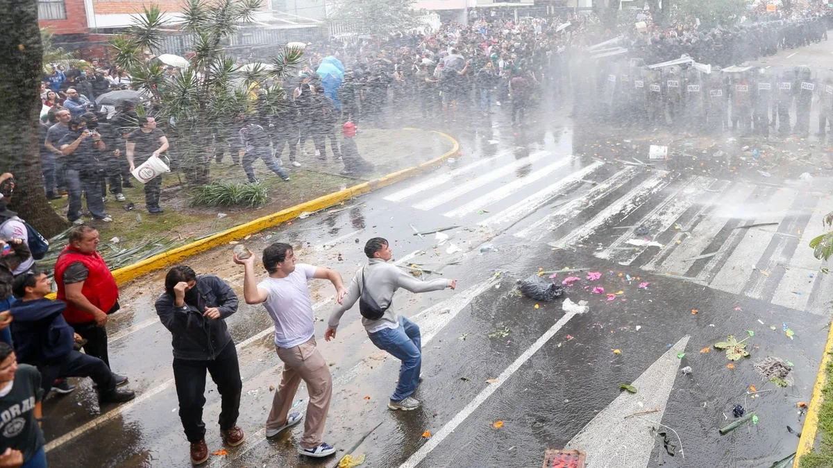 Van 17 policías identificados por abuso contra manifestantes en marcha por agua limpia en Jalisco: los citan a declarar