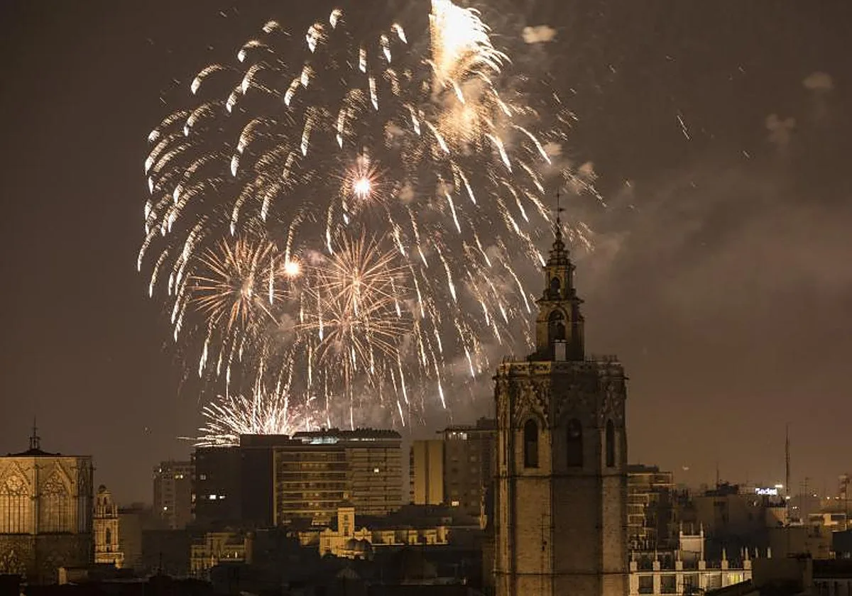 Tres castillos de fuegos artificiales y un espectáculo de drones hoy en Valencia: horarios y ubicación