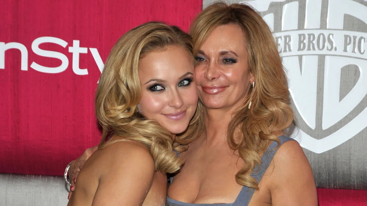 Mãe de Hayden Panettiere rebate críticas e aponta culpado pelo afastamento entre elas: “Não foi por falta de cuidado ou amor” Mãe de Hayden Panettiere rebate críticas e aponta culpado pelo afastamento entre elas: “Não foi por falta de cuidado ou amor”