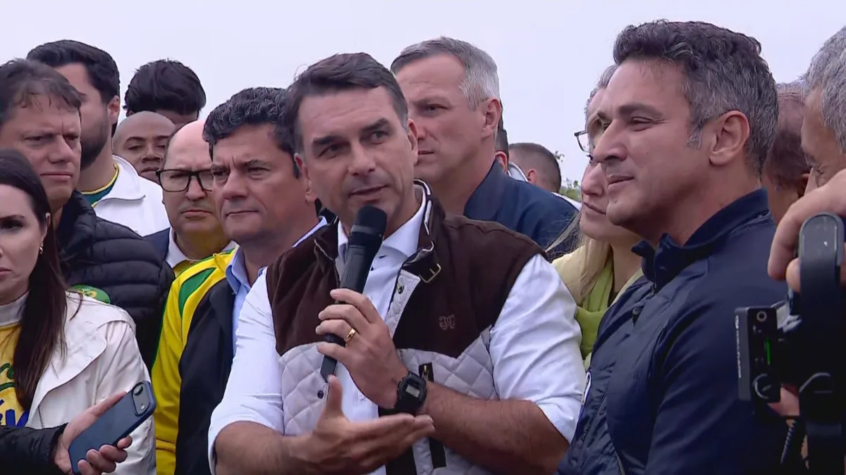 Flávio Bolsonaro promete 'obras de contenção' contra cheias no RS
