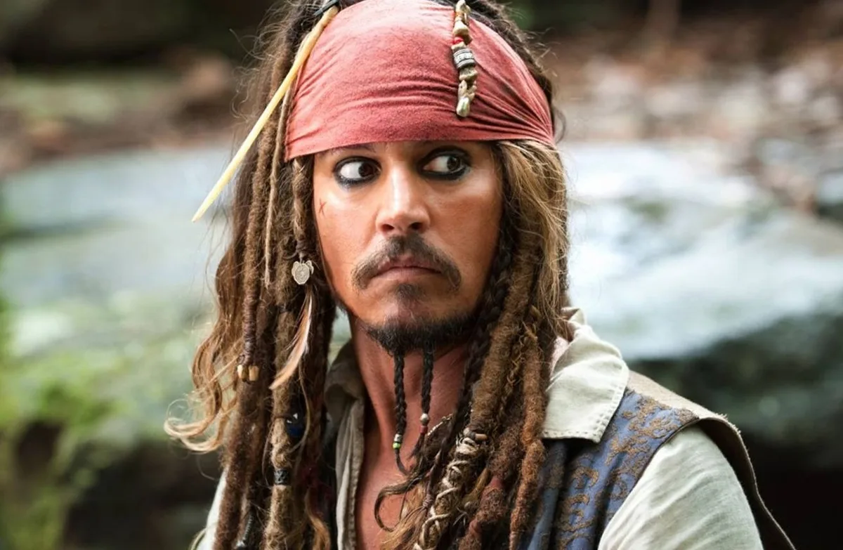 “Piratas do Caribe”: Produtor revela conversas para volta de Johnny Depp em 6º filme: “Trabalhando no roteiro”