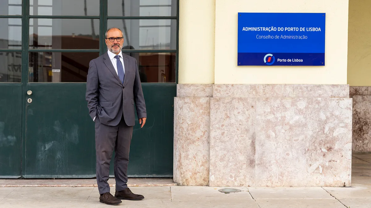 Contentores em Alcântara. “Não é possível tirar tudo por camião nem por comboio”