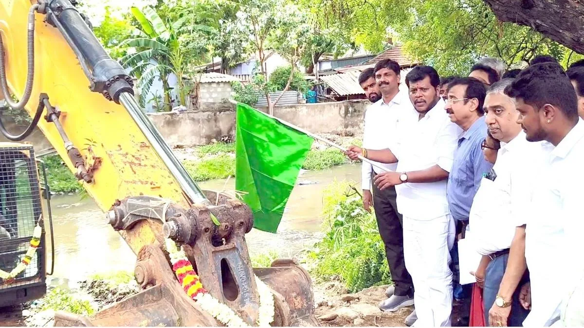 Minister launches desilting of Pichaikaranpallam stream in Erode