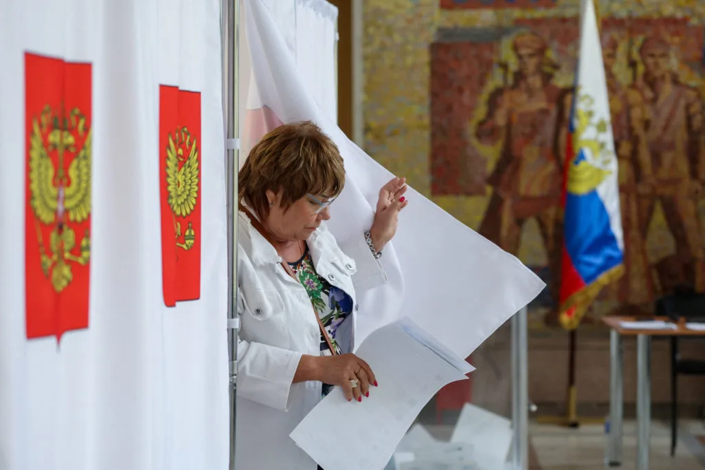 Russian election observer loses consciousness during arrest by police, opposition party says