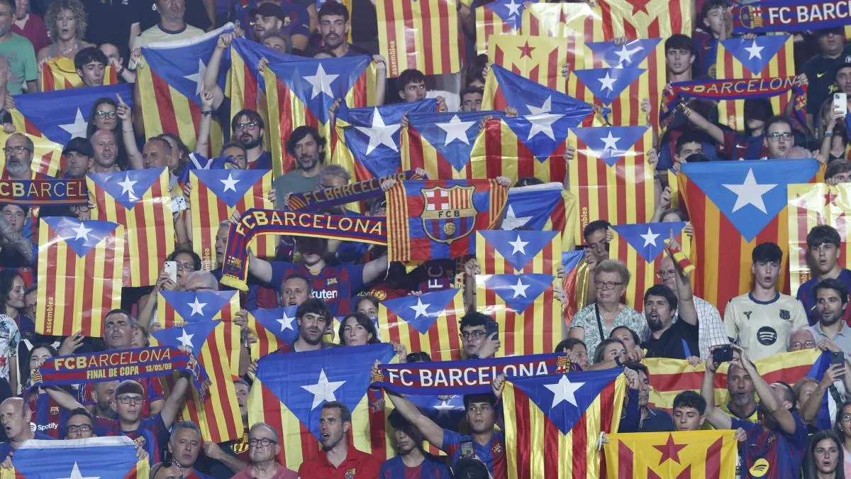 El Camp Nou se inunda de estelades para defender la libertad de exhibir banderas