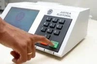 1º dia de campanha: Lula fala de mulheres; Flávio cita de INSS e Lulinha