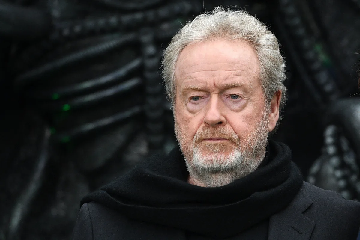 Ridley Scott, a sus 88 años, arremete contra la lógica de Hollywood de repetir esquemas: “No soy un director de cine, soy un influencer”