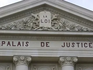 Dans le Puy-de-Dôme, une femme et son amant accusés d’avoir assassiné son compagnon se renvoient la balle