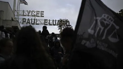 Des membres du personnel du lycée Paul-Eluard à Saint-Denis dénoncent une intervention "violente" de la police dans l'établissement