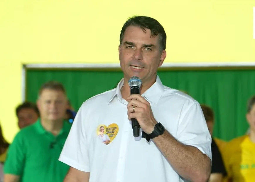 Homem suspeito de ameaçar Flávio Bolsonaro é levado à delegacia em MG