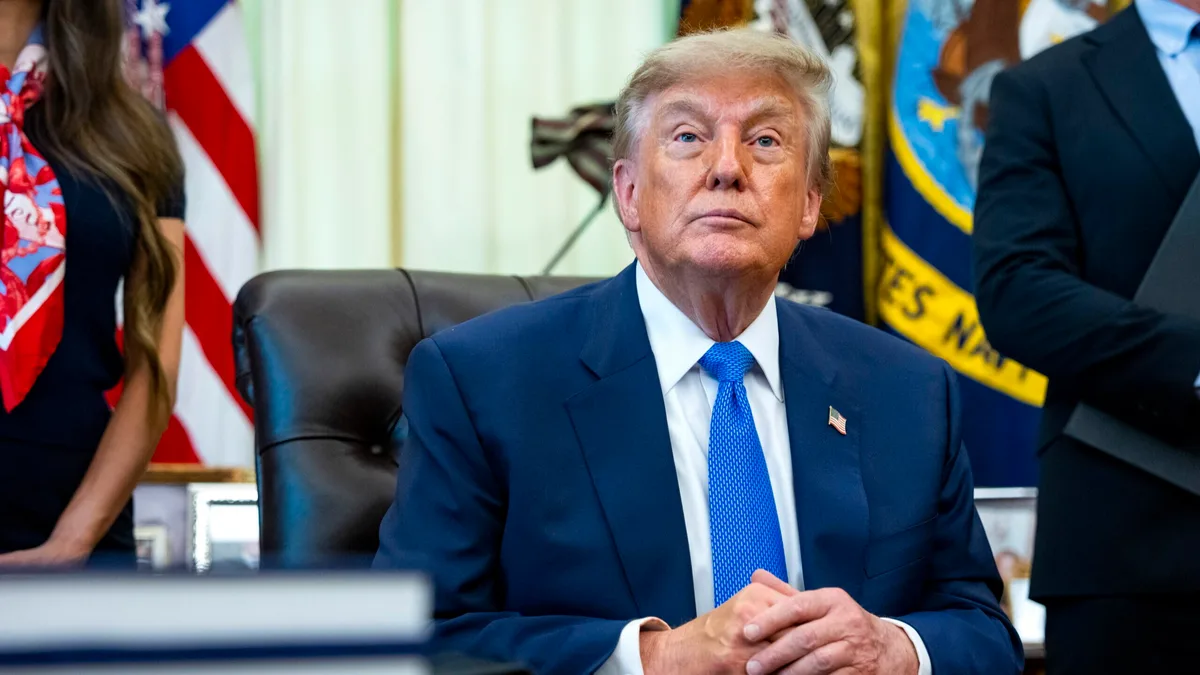 Trump ameaça bombardear Omã se país se entender com Teerão sobre estreito de Ormuz
