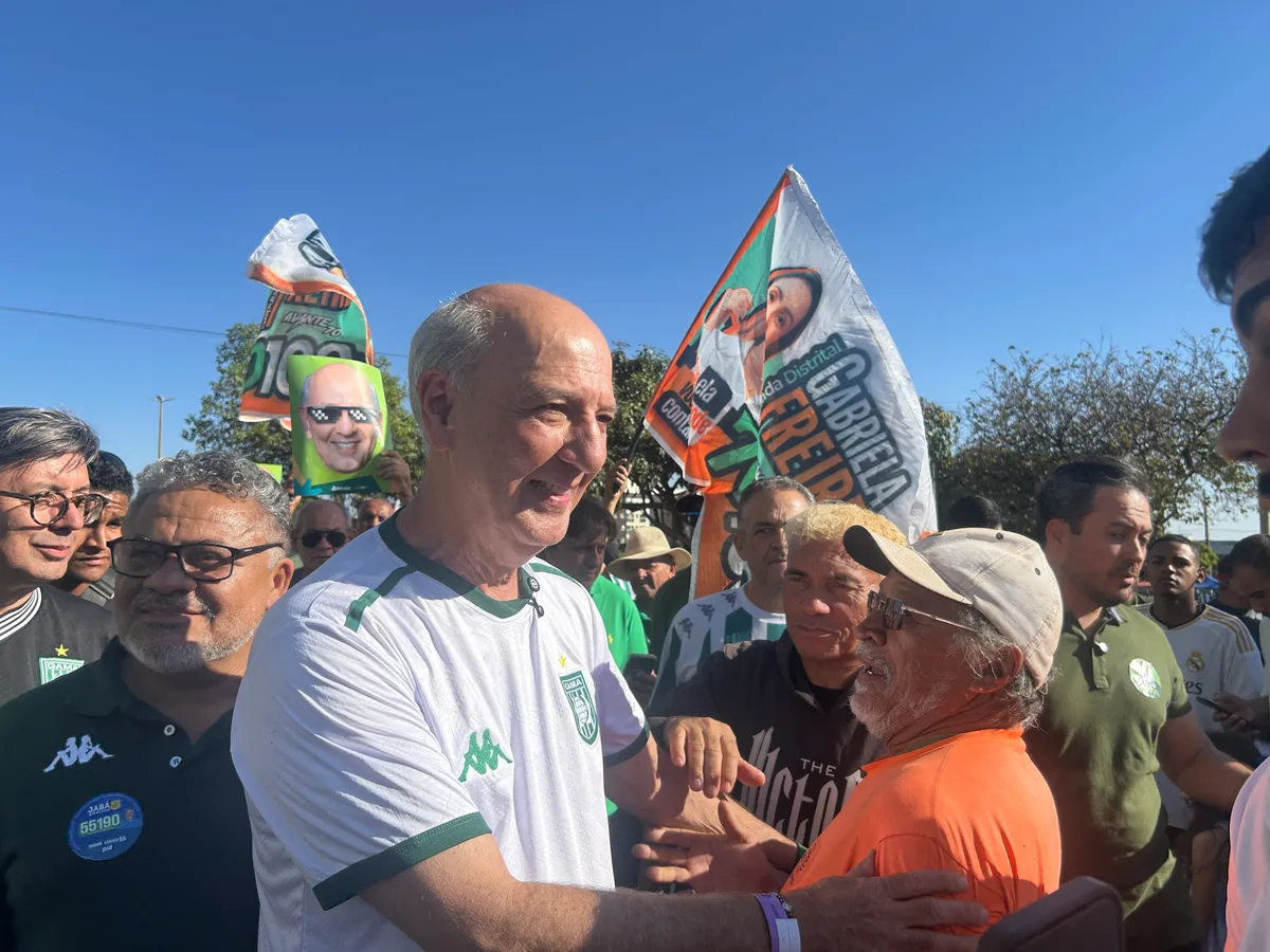 Arruda participa de missa e jogo de futebol no Gama no primeiro dia de campanha ao governo do DF