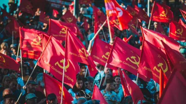 "Não há bomba que faça desistir" o PCP, que em 1976 viu "mar de gente"