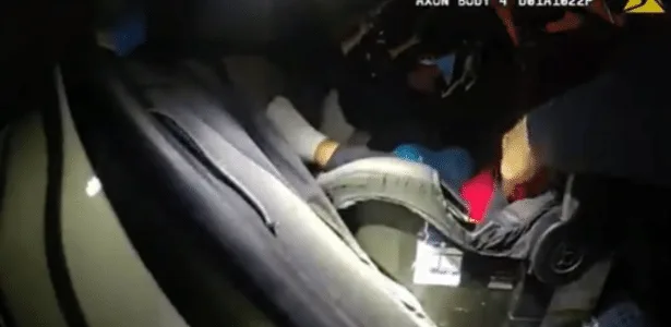 Pai deixa gêmeos de 20 meses em carro quente para dançar em bar nos EUA