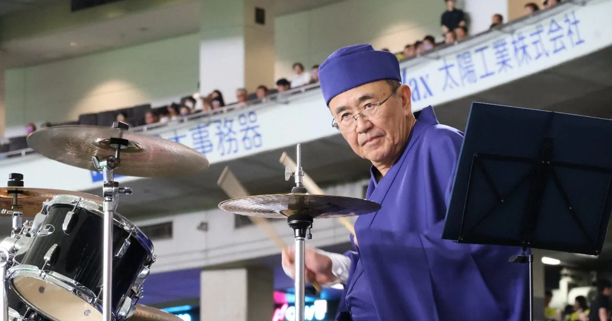 芭蕉姿の市長がたたく「イケナイ太陽」 ドラム軽快に 都市対抗