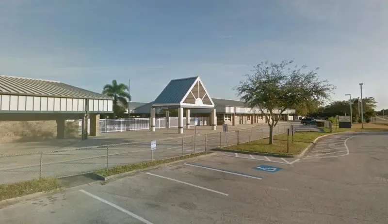 Niño de cinco años murió aplastado por una pizarra digital en una primaria de Florida
