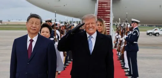 Donald Trump empfängt Xi Jinping in den USA - und ein US-Bomber bringt ihn aus der Fassung