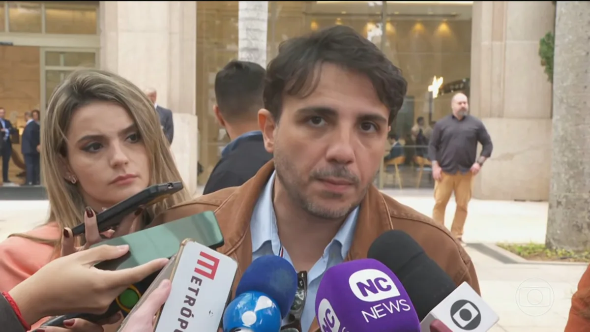 Renan Santos, candidato do Missão à Presidência, faz campanha em São Paulo