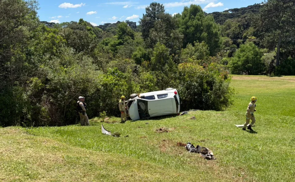 Carro capota dentro de cemitério em Curitiba durante entrega de flores; duas jovens ficaram feridas