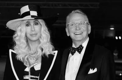 Morre Bob Mackie, estilista por trás de alguns dos looks mais icônicos de Cher, aos 87 anos