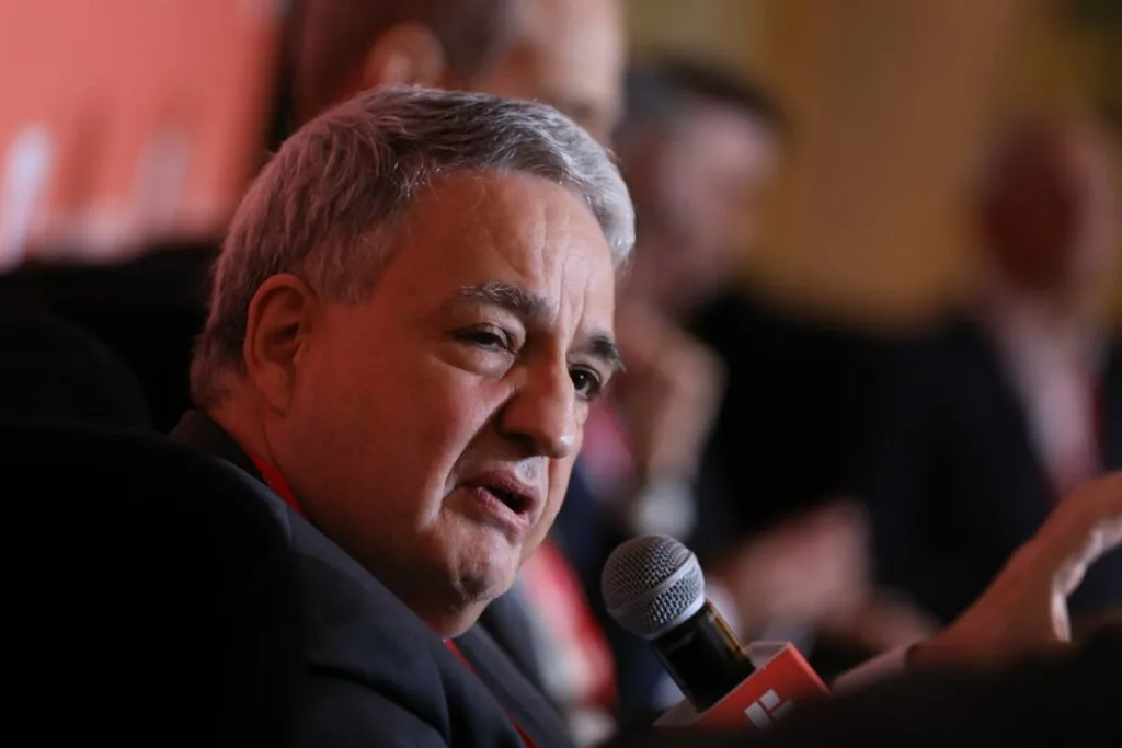 Paulo Macedo diz que tecnologia “não elimina riscos tradicionais” e acelera a sua transmissão