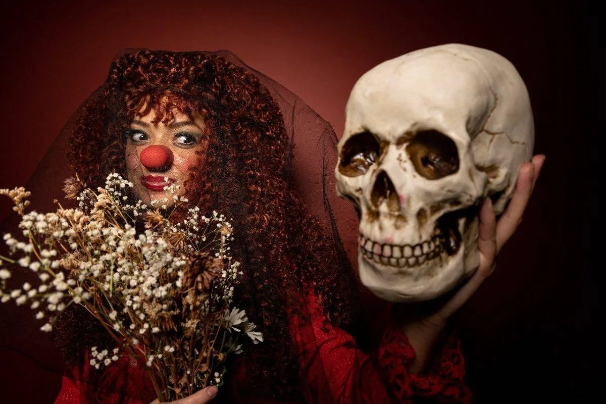 Teatro Cacilda Becker volta à atividade com peça sobre palhaça que teme a morte