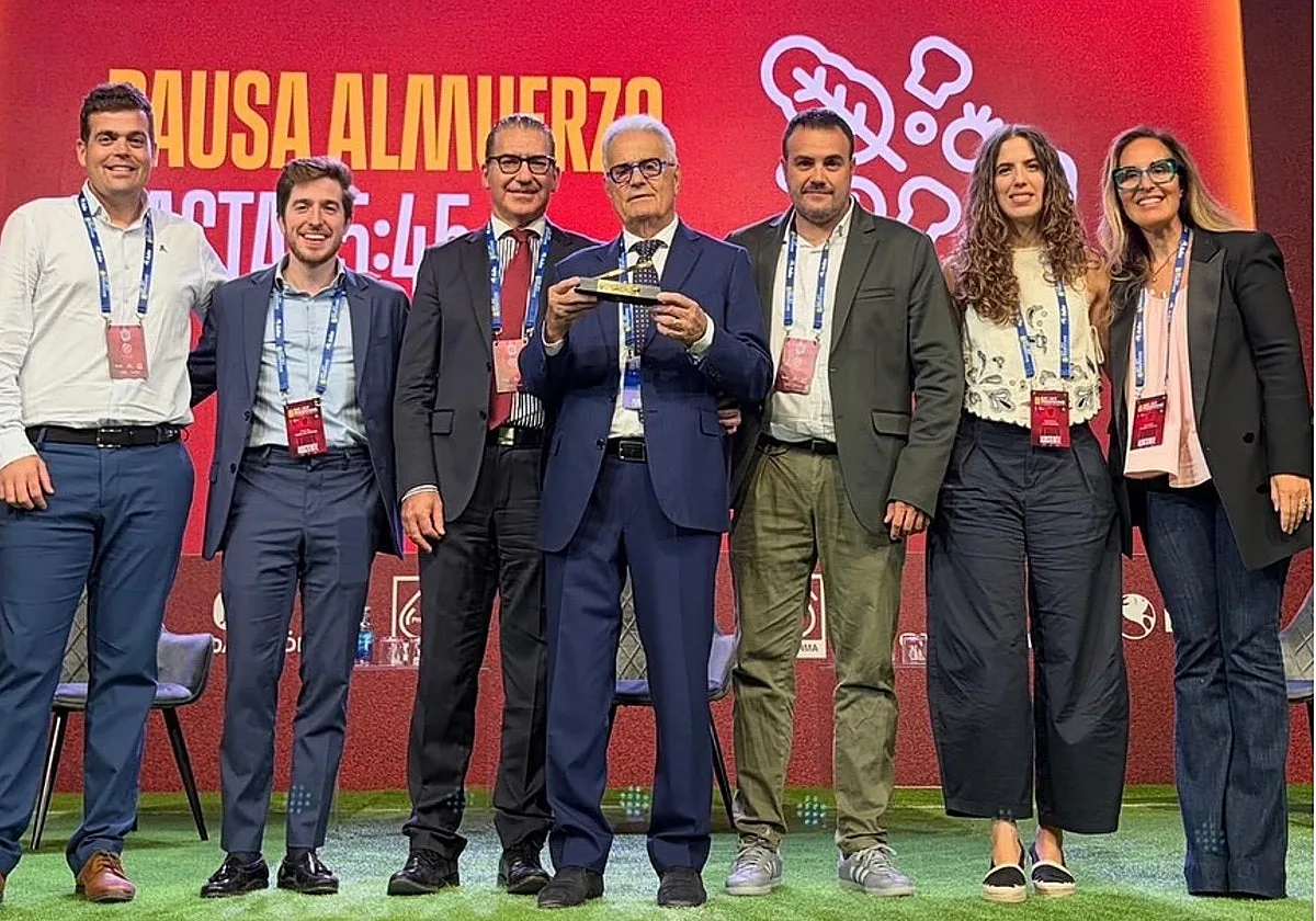 El Dr. Ramón Cugat recibe el 'Bisturí de Oro 2026' por su trayectoria pionera en la medicina deportiva