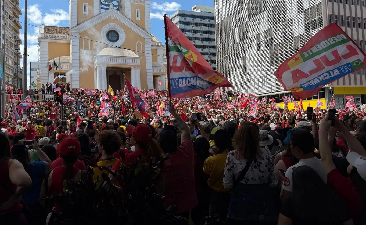 Apoiadores de Lula fazem ato pelas ruas de Florianópolis