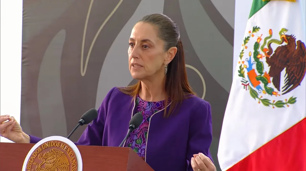 Regreso a clases: Sheinbaum critica becas por buen promedio y defiende apoyos económicos para todos los estudiantes