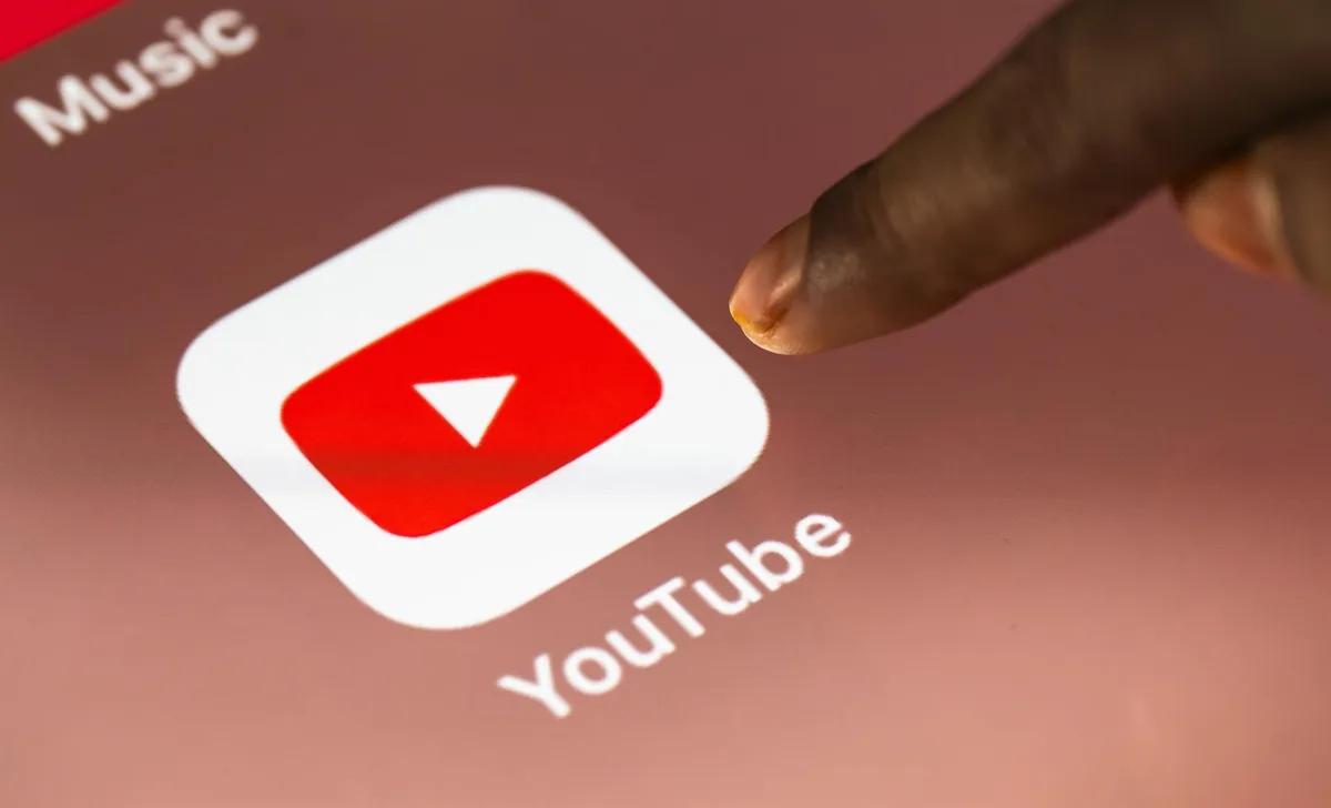 YouTube deja que los usuarios armen su propio feed de recomendaciones escribiendo lo que quieren ver