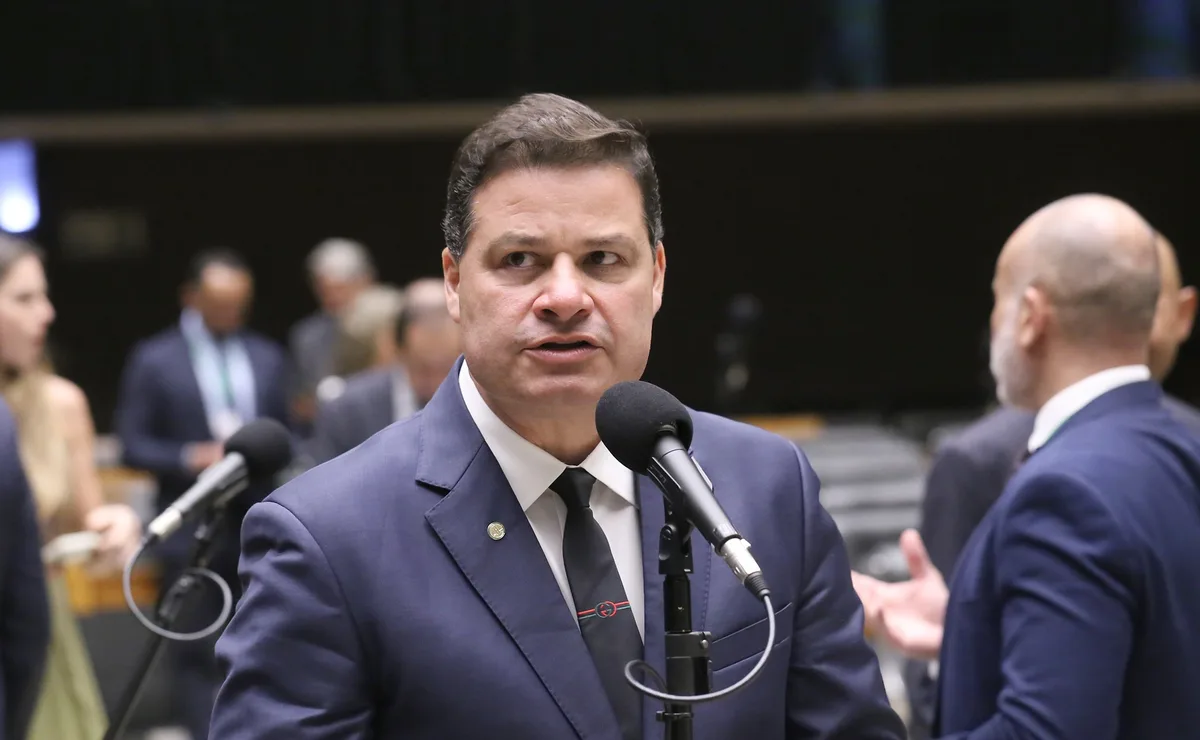 Eleições 2026 no PR: Sandro Alex atende imprensa e confirma presença em evento de universidade
