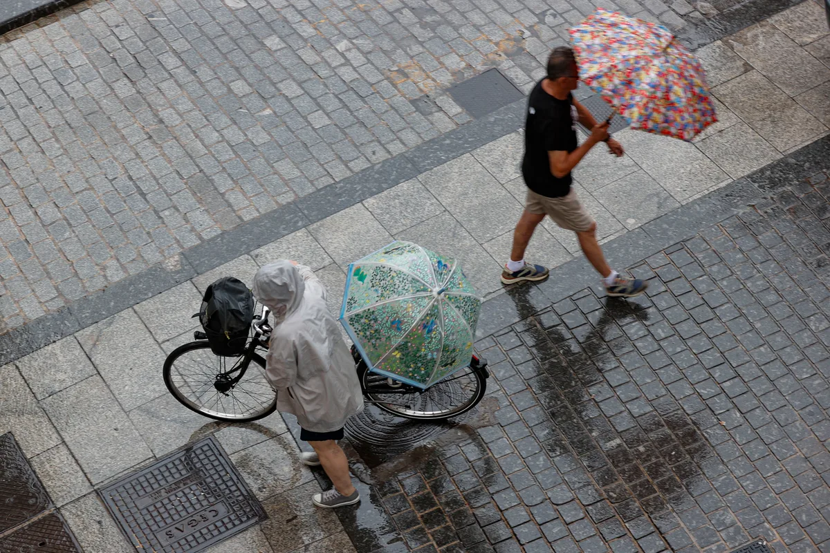 Varios reventones con vientos de cerca de 150 kilómetros provocan daños materiales en la provincia de Valencia