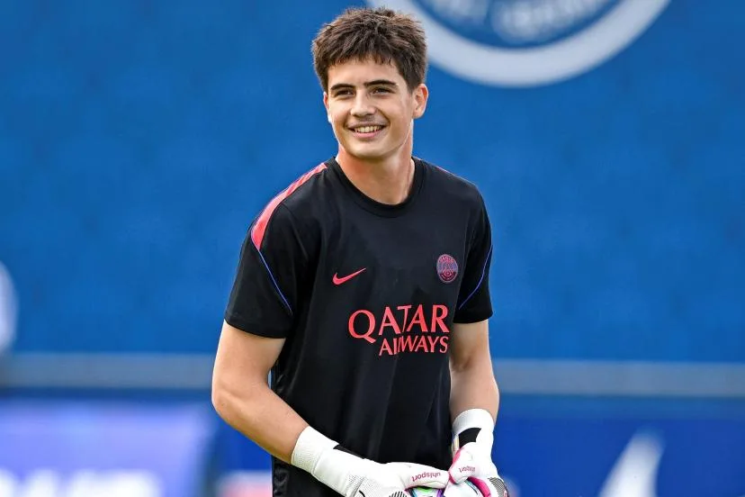 « Un jeune fort sur sa ligne avec une grande envergure » : qui est Arthur Bar, jeune gardien inconnu appelé avec les pros du PSG pour affronter Le Mans en Ligue 1 ?