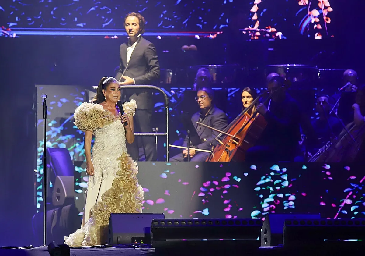 Isabel Pantoja invita a su nuera, Lola, al escenario: «Gracias, mi vida»