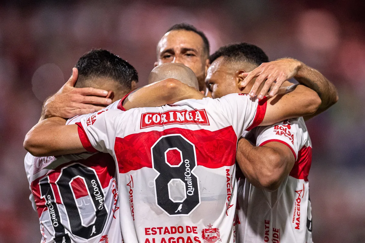 CRB embala no returno, enquanto adversários diretos tropeçam; veja os números da Série B