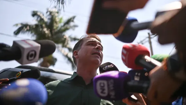 Bolsonaro diz que nomear o pai para cargos "não está no radar"