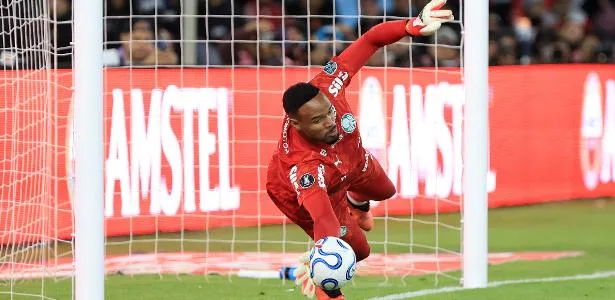 Carlos Miguel defende 5º pênalti da carreira após disputa com LDU; relembre