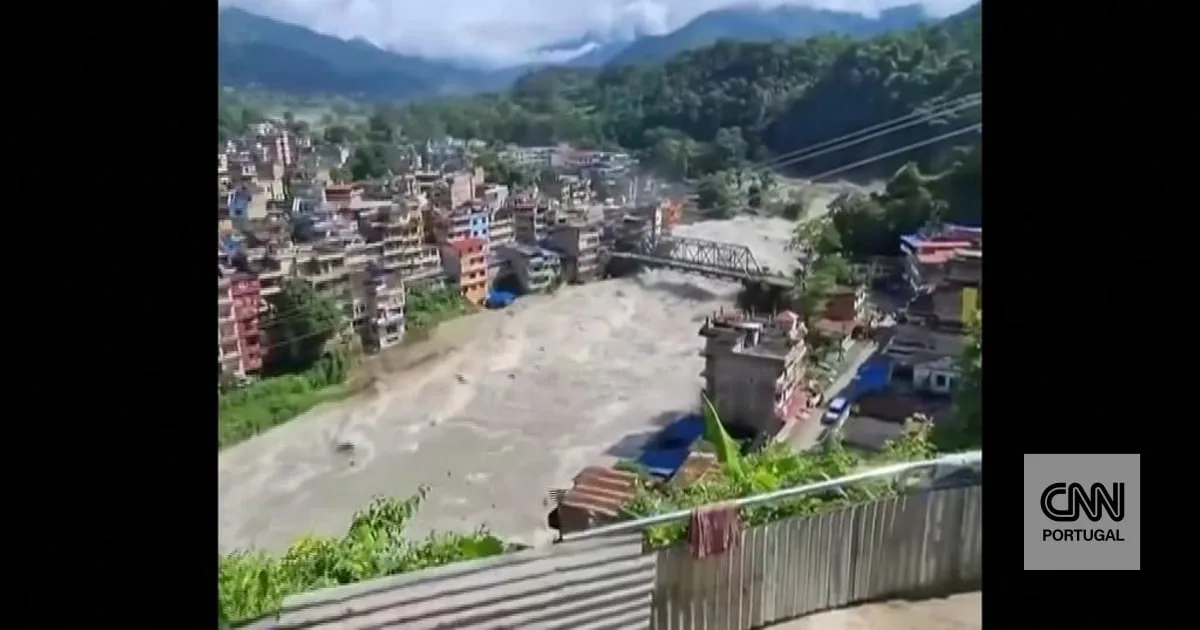 Nem a ponte resistiu: as imagens que mostram a violência da enxurrada no Nepal