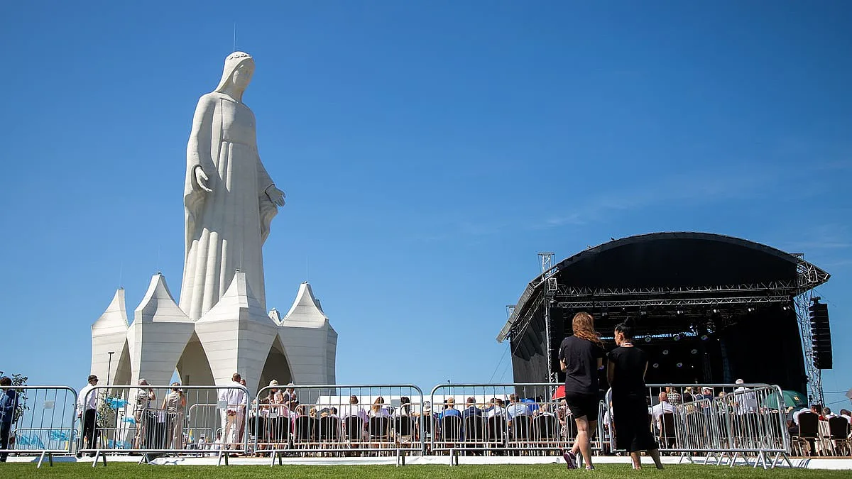 Aldeia polaca com menos de 150 habitantes passa a ter a maior estátua da Virgem Maria na Europa