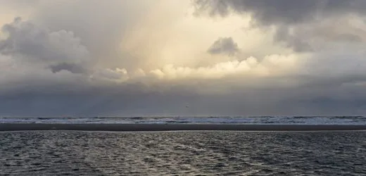 Borkum: Surfer überlebt Nacht auf stürmischer Nordsee mit seinem Surfbrett