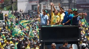 Presidenciais Brasil. Sondagem põe Flávio Bolsonaro à frente de Lula
