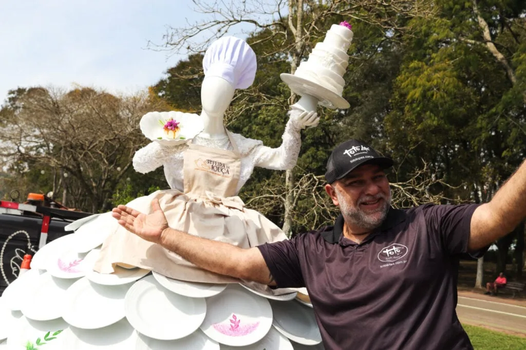“Dama da Louça”: saiba mais sobre a escultura exposta na Feira da Louça de Campo Largo